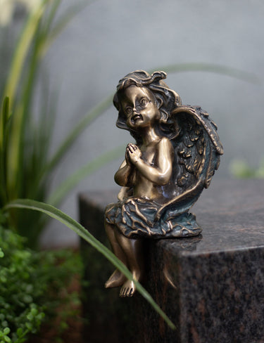 Engel Bronze sitzend grün